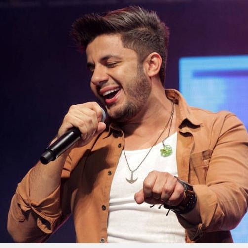 ❝Eu me apaixonei pela tua voz, e amores assim são eternos.❞  Since 08/04/13  Seguido por ele dia 07/07/13  Madrinha: @RitaMeirelles1 #OSonhoNãoAcabou