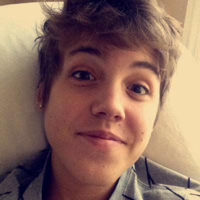 Hey guys! This is a free follow acct! Please follow @breezyespinosa