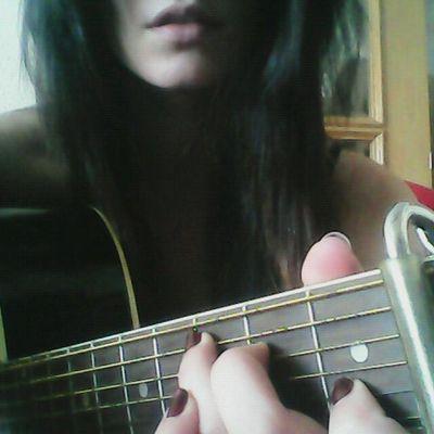Vivía en Londres. Buscando mi sitio, encontrando mis sonrisas al lado de ella. Mis guitarras. Madrid.