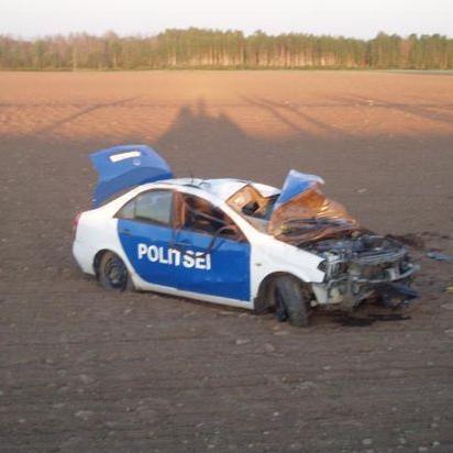 Sinine vilkur kaitseb sind. (Ei ole möeldud Eesti politsei halvustamiseks, köik on naljaga, Politsei teeb tublit tööd).