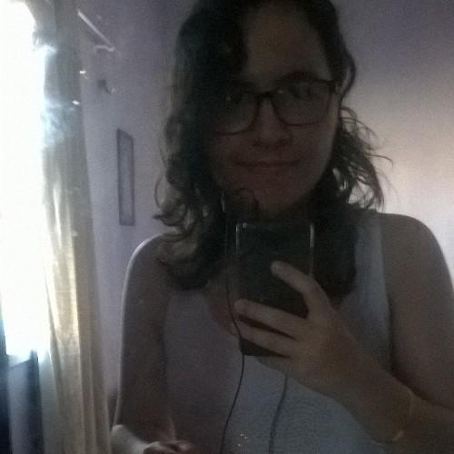 Quem sabe eu ainda sou uma garotinha esperando o ônibus da escola sozinha...!