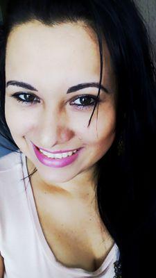 Ñ sou tudo o q gostaria d ser...Mas tenho certeza q sou melhor a cada dia.Gosto d viver bem, pq a vida é uma dádiva d Deus!