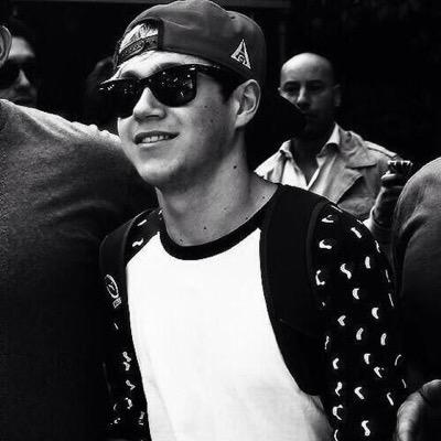 follow @shotgunlxrry and @LayoutsFtLarry because she gave you this free follow :3