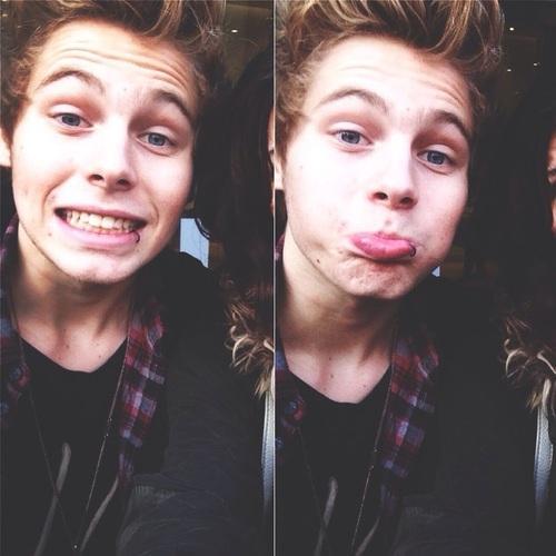 Vote account. Follow me on my personal account @xocial_casualty and read my 5sos story http://t.co/4zdXOTMYBl