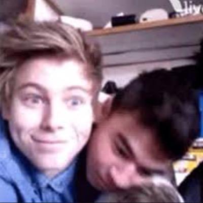 follow @ninjakidcalum & @mattandlukeaf (: they gave you a free follow (: