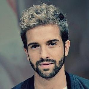 Su sonrisa es nuestra sonrisa, su musica nuestro éxtasis. No te olvidaremos, nunca nos alejaremos; no sabiamos que en brazos de él llegaríamos a ser TANTO.