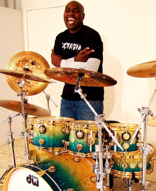 Antes de tudo, Servo de Deus!
Baterista, Esposo e Pai...
Entre em contato para Workshops, Gravações e Produções de CD...
(11) 7746 1461