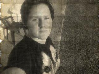 I'm 17 and Funny, crazy nd weird once u get 2 know meh nd a little bit of a gamer !-) lol love yal if u follow me I follow back. taste the rainbow