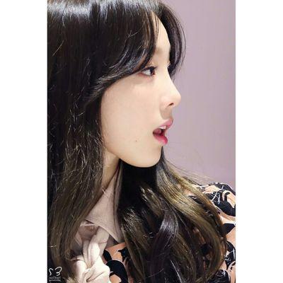 Kim taeyeon;89L. Girls Generation. Singer. Leader. Lead vocal