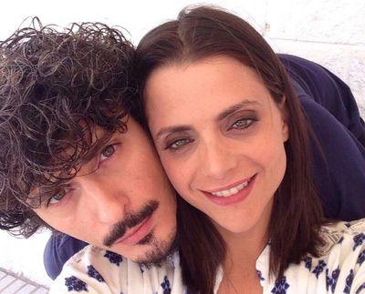 Vivo con mi querido marido Javii y con mi hija. Mi madre, Estela Reinolds.