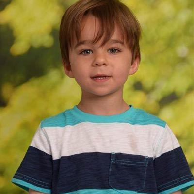 5 year old son of @ForeverAGlass and @WarySiren. twin brother of @OneOuttaTwo with an oldersister @AlwaysJadeGlass.