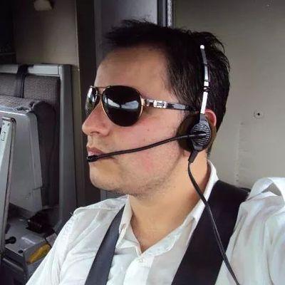 Piloto y Técnico Aeronáutico.
