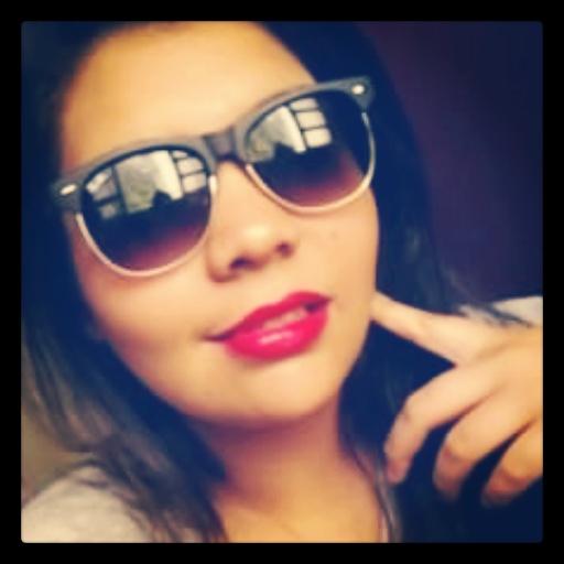 Faço graça. Sou idiota . Adoro fazer as pessoas sorrirem,romantica, 17 anos , viciada em Zombie , Rock,Doritos,Skate, Tumblr e @CoreyTaylorRock *-*