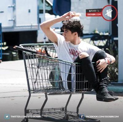 Don't follow this acc! i give you free follow but you should follow @96hoomings followback? ask her:)) ilyy
