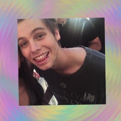 if you follow @gxrdonclifford i give you +2 more followers and don't follow this acc 〠