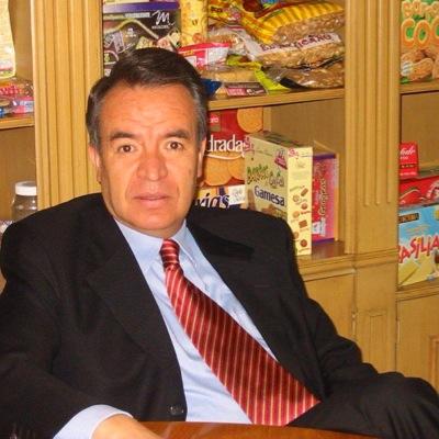Hidalguense de nacimiento y Tuzo de corazón. Ingeniero mecánico del IPN