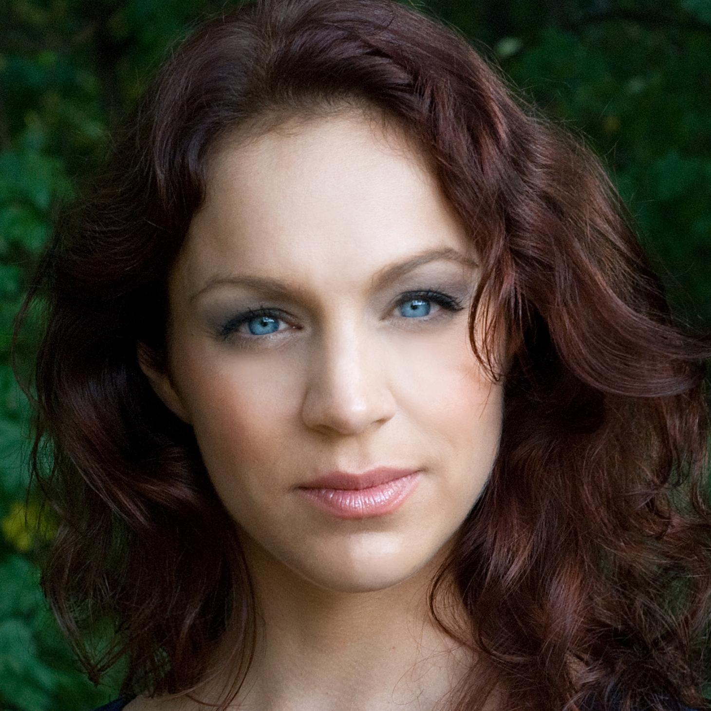 linniv's profile picture. singer,  actress and part time traveller