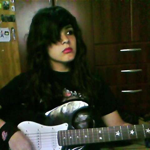 Ola ke ase? okno xD Amo a mis guitarras, el Rock y el Metal, el Yaoi, los creepypastas y mis plantas (que los caracoles tratan, en vano, de devorar) n_n