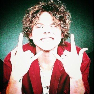 @fanzonedbycal just gave u a free follow... be nice and follow? i follow back if asked