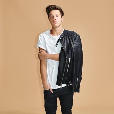 adoremedallas's profile picture. 