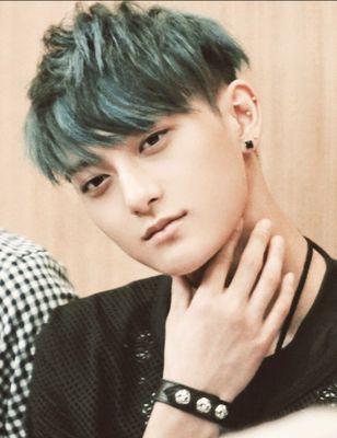 ผมเทาเทานะฮะ เป๋นมาเฟียด้วย ผมน่ารักนะจะบอกให้[@DSKY_DyoTATQ--มาม๊า]