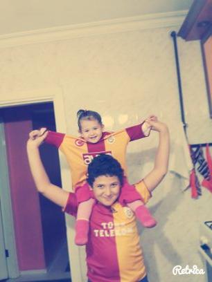 Bucalıyım. Kurtlar Vadisi Pusu, Beyaz Karanfil, Kaçak dizilerinin hayranıyım.Bir de Medcezir. Galatasaray takımını tutarım.