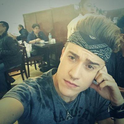 Cumplí mi sueño un 12/12/13,17/05/14 y 15/05/13.Escuchar a Auryn como forma de vida. Carlos me dió FAV el 18/05/14.Pastelitas. #AURYNERS ♥