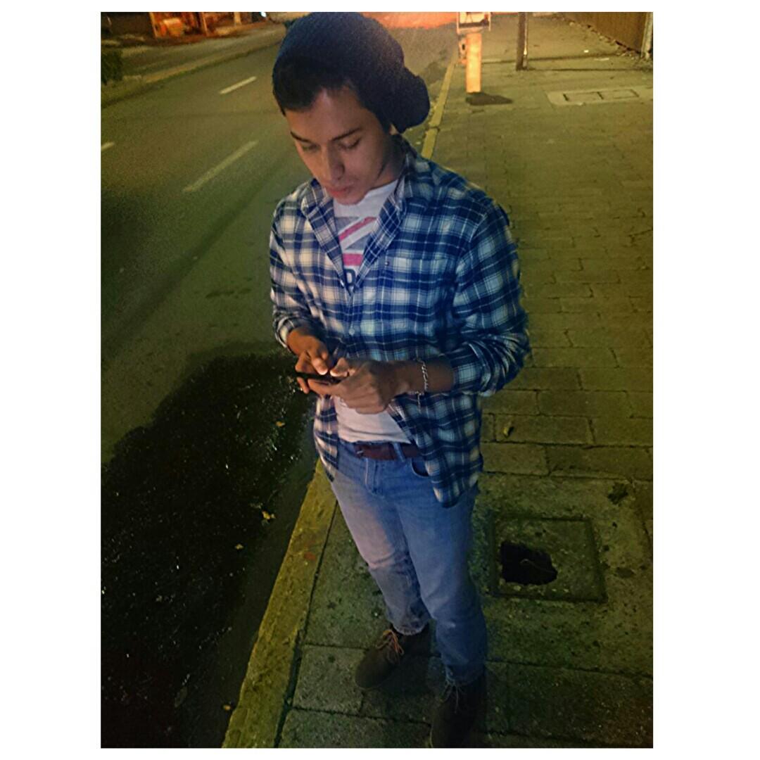 adrenalina! 
Soy despota,egolatr,soberbio, altivo,desdeñoso,histerico,ingrato,vengativo,sueño nocturno de pecado,dueño de los espejos porque plasmo mi reflejo