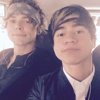 hi! this is a free follow from @DESPONDENTASH so please return the favour and follow her:)