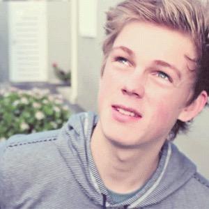 Please follow @ellenftcaspar bc she gave you a free follow and she follows back