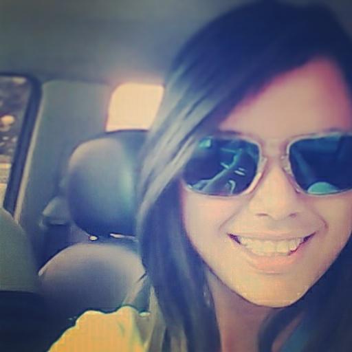 Linda, estupenda y bastante divertida social, amable, cariñosa..y hija del rey de reyes y señor de señore