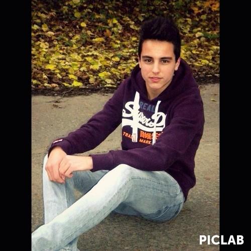 Coucou les amis! Je m'appelle William,j'ai 16 ans et célibataire maggle! Follow me,je follow back :)