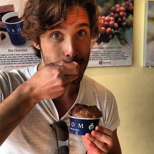 17.El guapo y divertido. Roba gafas. || Internado High Storybrooke School.|| Don't apologize for who you are and what you want #PistachoTeam #PistachoMorenaso