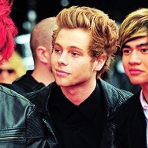 do NOT follow this account, follow @quirkymikxy bc she gave you a free follow!! she follows back!! :-) thank you