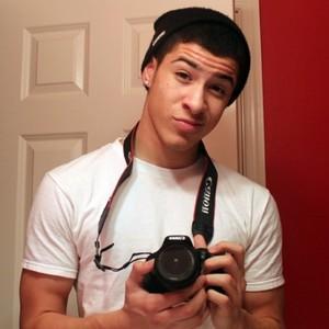 velycrichard's profile picture. 