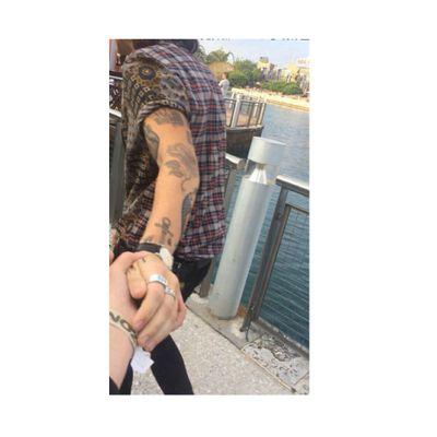 haroldshugxx's profile picture. 'abbracciami e resta quanto vuoi. anche per sempre.'