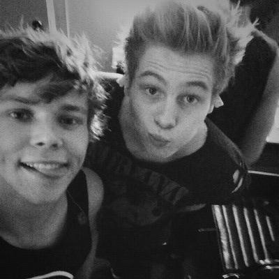 follow @kissmeirwinnn & ask for a follow back :) and please rt this link