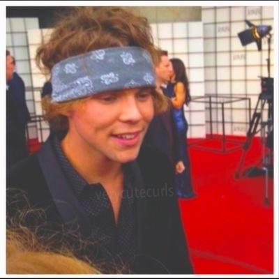 RT THE LINK PLEASE & FOLLOW @XSTYLESFT5SOS BC SHE GAVE YOU THIS FOLLOW