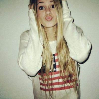 Hi I'm Jessica Hemmings and I'm Luke Hemmings little sister {18/single}