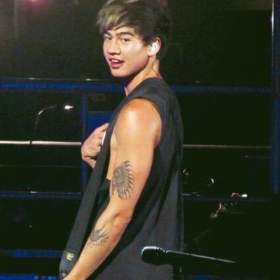 Calum wants to bang you and he thinks you're hot and would bring you back to his hotel room