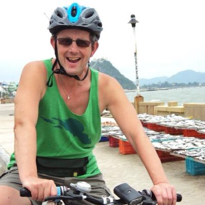 Pensionär med rätt att #hjälpa behövande och leva ett #nyktert liv. Tillbringar vintern i #Thailand och #cyklar runt i det asiatiska landskapet. #antirasist.