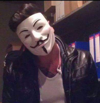 ademhusan's profile picture. başladığım kitap yarım kaldı hayatımda herşey yarım ben bile ...