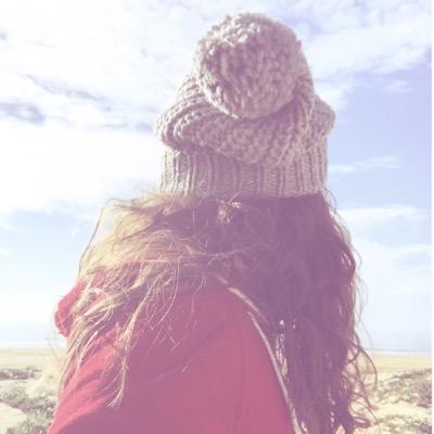Nos estamos perdiendo tanto que no sé si escribirnos. A ratos me da por ser portera de fútbol @SaritaSerrat. https://t.co/JYnHDRLve6