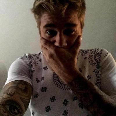 @AnonymeCanadian got hacked go follow me on @AnonymCanadian :)