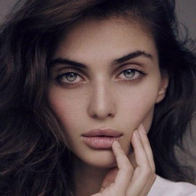 ذكرى قديمه وغاب اللي رسمها'.