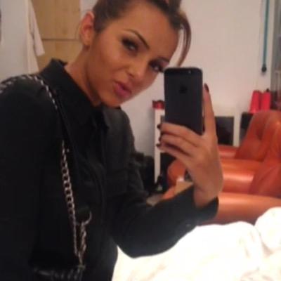 Nouveau compte officiel de Fidji Ruiz Pinto après piratage du compte : @Fidji_FTNRJ12. ✨