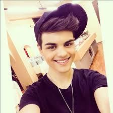 olis soy abrahamer directioner rosser y muchas cosas mas 3 lo digo con love jejje xd amo a mis wuandis ( liam , harry , niall , zayn(mi debilidad) y louis )