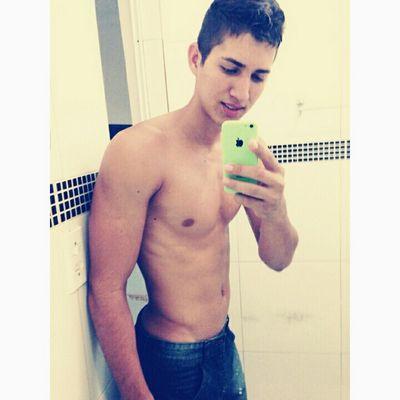 Quando alguem falar mal de você pelas costas, não ligue. È sinal que você esta na frente.