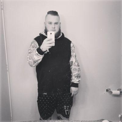 Hamiejr's profile picture. Currently painting a picture of a bunch of human's taking a shit in a park.