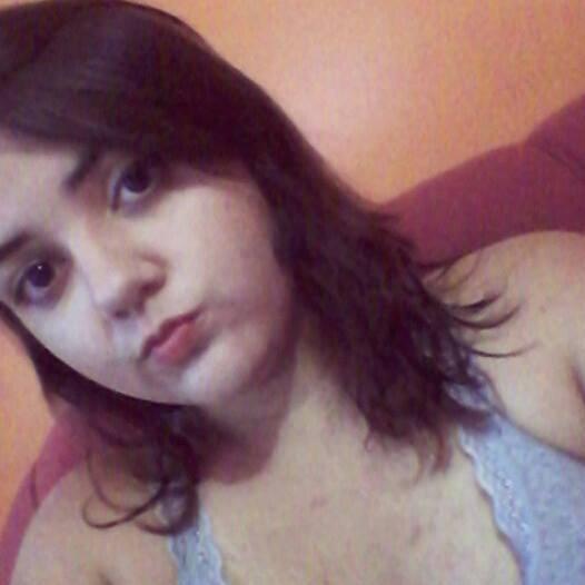 De 95, geminiana, estudante de Letras e maquiadora.